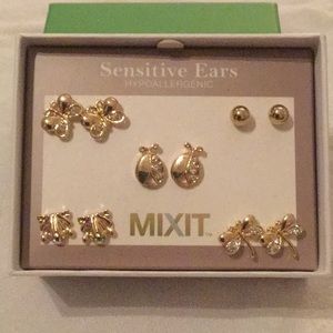 🦋NWT Adorable Bundle of 5 Pairs Assorted Earrings